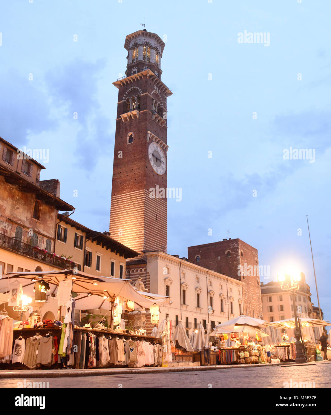 Piazza delle Erbe (piazza del mercato) e la Torre dei Lamberti a Verona, Italia. Foto Stock