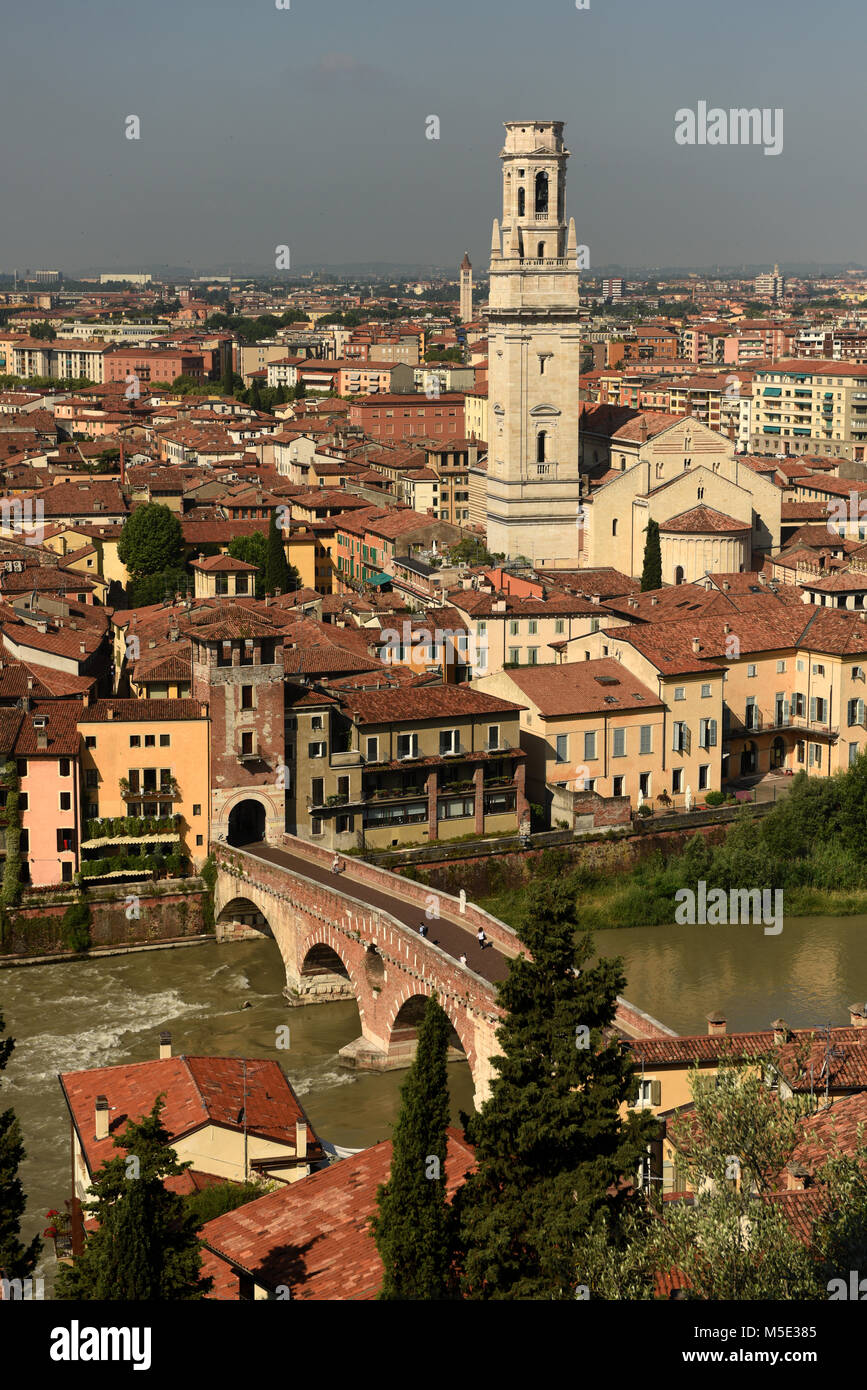 Verona cityscape con ponte pietra e il Duomo (Cattedrale Santa Maria Matricolar, Duomo di Verona) da Castel San Pietro, Verona, Foto Stock