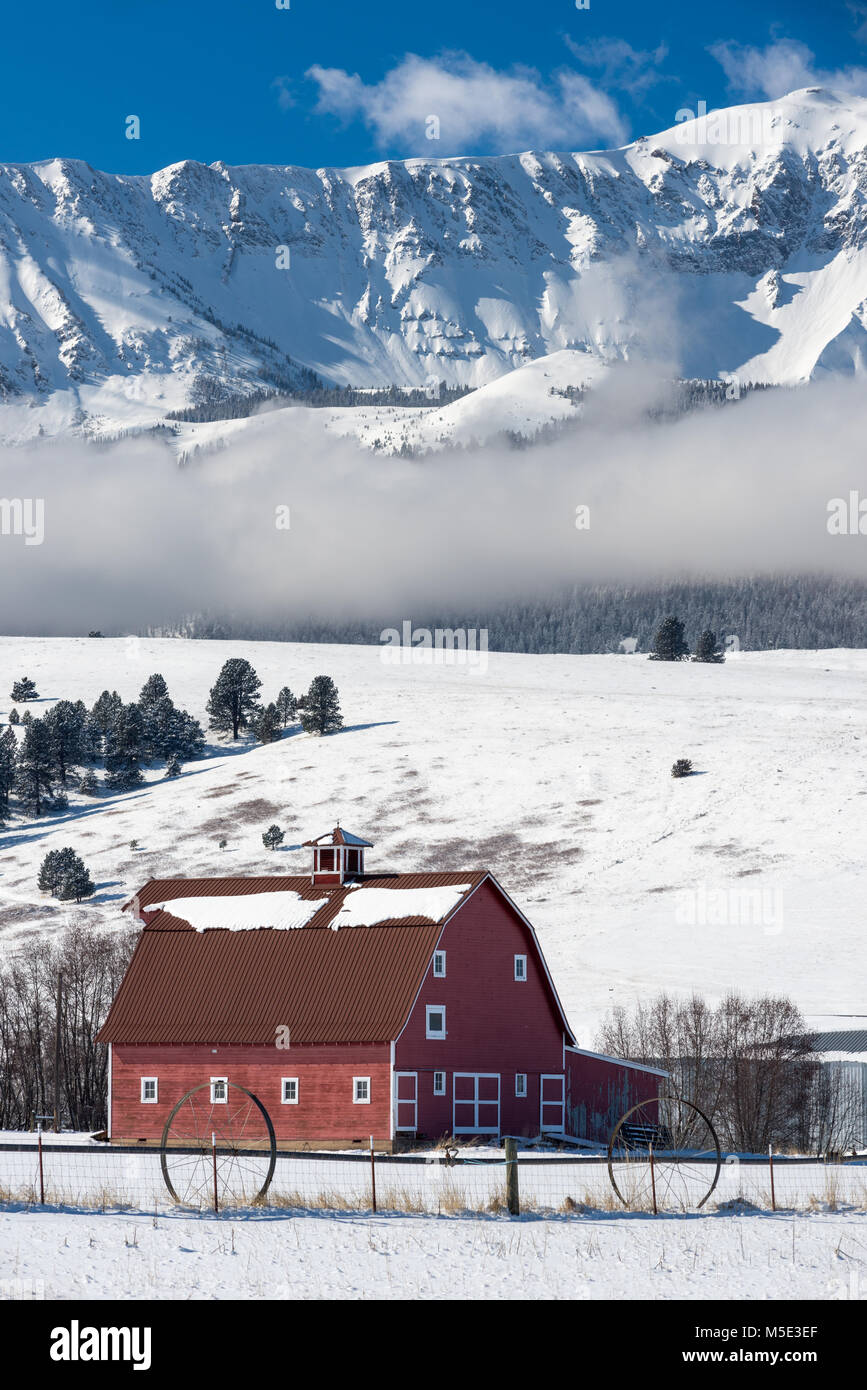 Azienda agricola sotto il capo di Giuseppe montagna, Wallowa Valley, Oregon. Foto Stock
