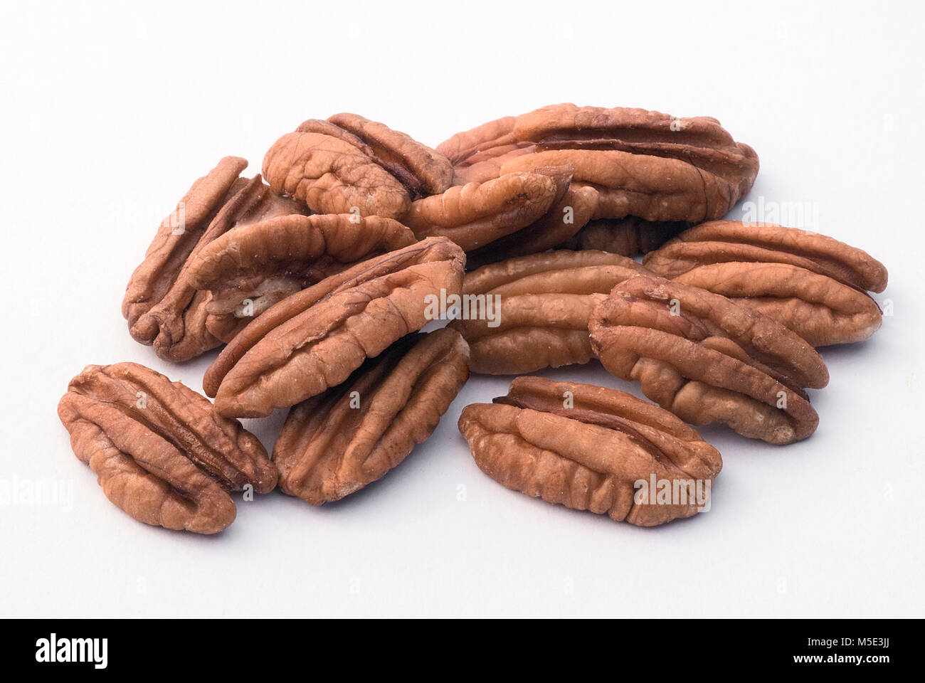 Noci pecan tagliate a (Carya illinoinensis), dado commestibili Foto Stock
