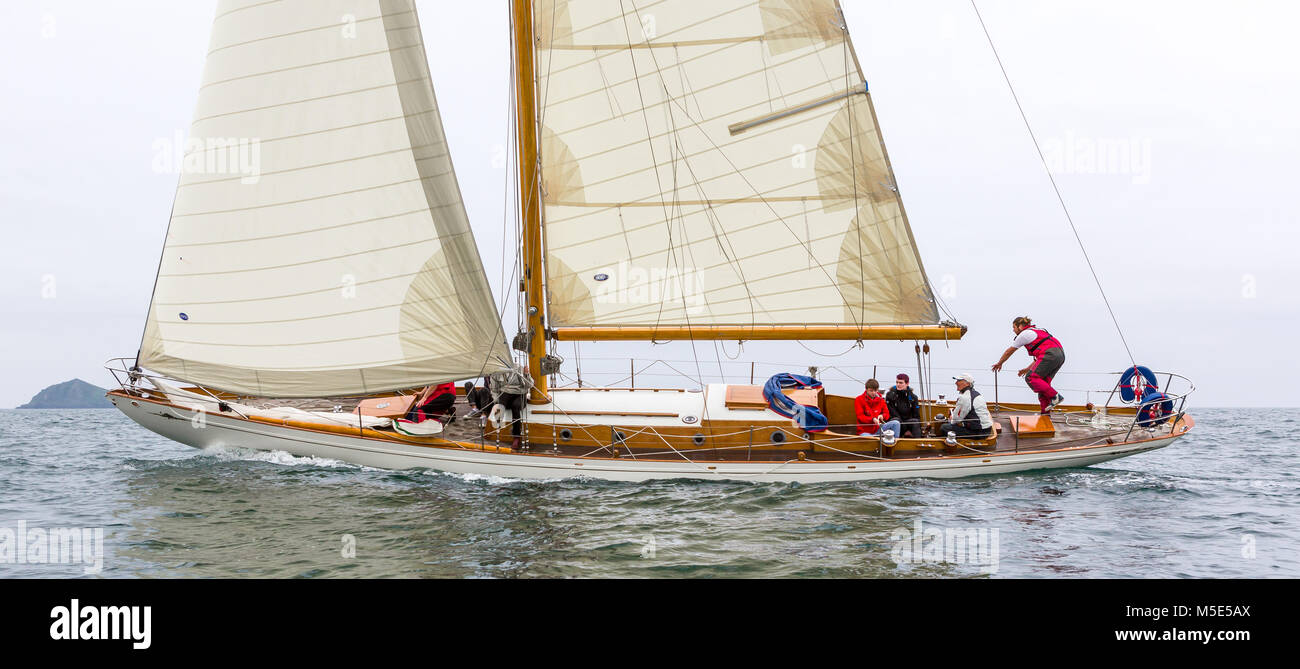 Il classic yacht in legno Sibilla Cuma a pieno la vela. Foto Stock