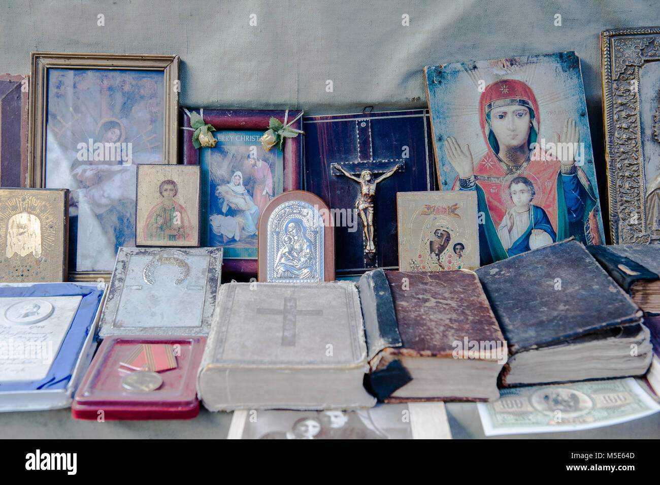 Santo di relitti in vendita a Yerevan mercatino delle pulci, Armenia. Foto Stock