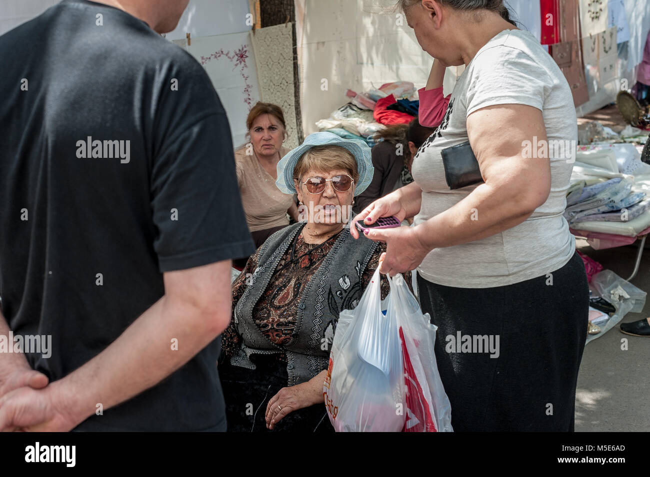 Donna contrattazione a Yerevan mercato delle pulci Le Vernissage Foto Stock