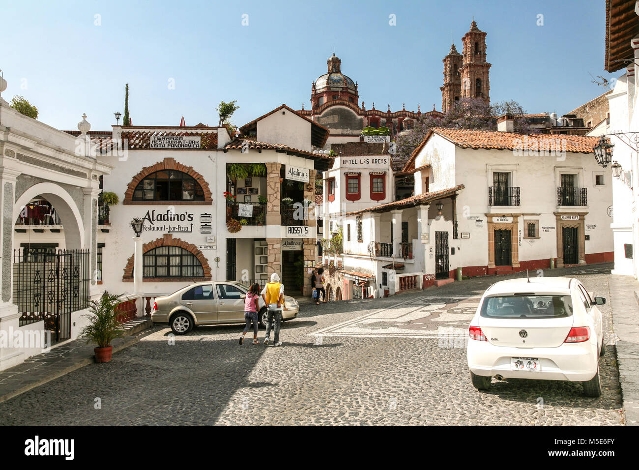 TAXCO, Messico - 3 marzo 2012: una delle vie centrali con architettura tipica di Taxco, Messico Foto Stock