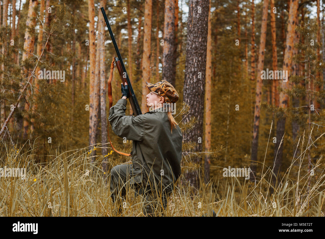Donna hunter nel bosco. Autunno stagione di caccia. Sport all'aperto. Foto Stock
