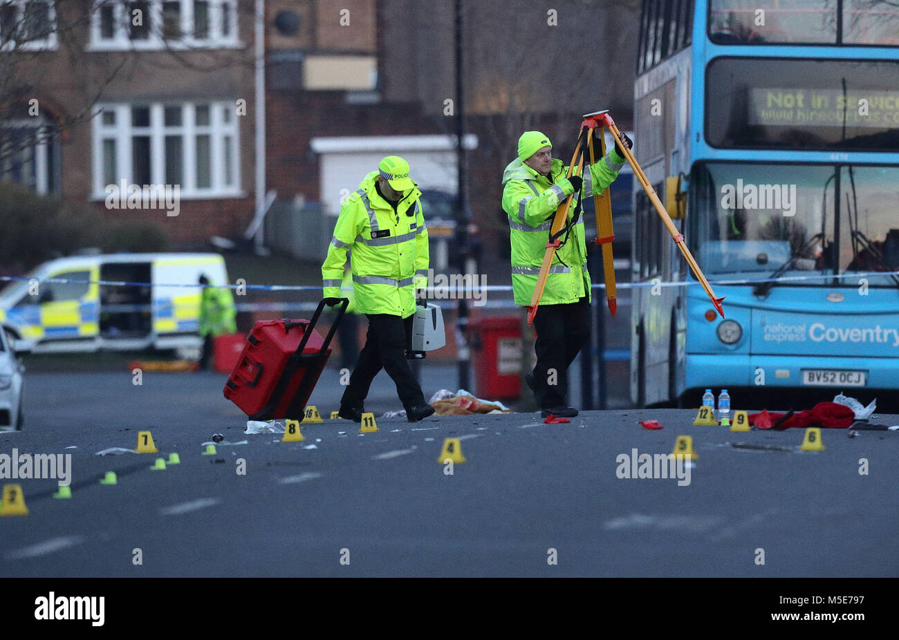 Polizia presso la scena dove un due-anno-vecchio ragazzo morì e suo fratello era stato ferito gravemente dopo un colpo-e-run di Coventry. Foto Stock