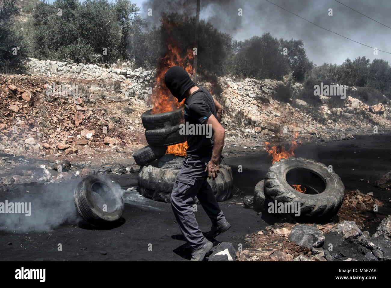 Conflitto israelo-palestinese. Dimostranti palestinesi bruciando pneumatici durante scontri con l esercito israeliano presso il Kafr Qaddum dimostrazione - Palestina Foto Stock