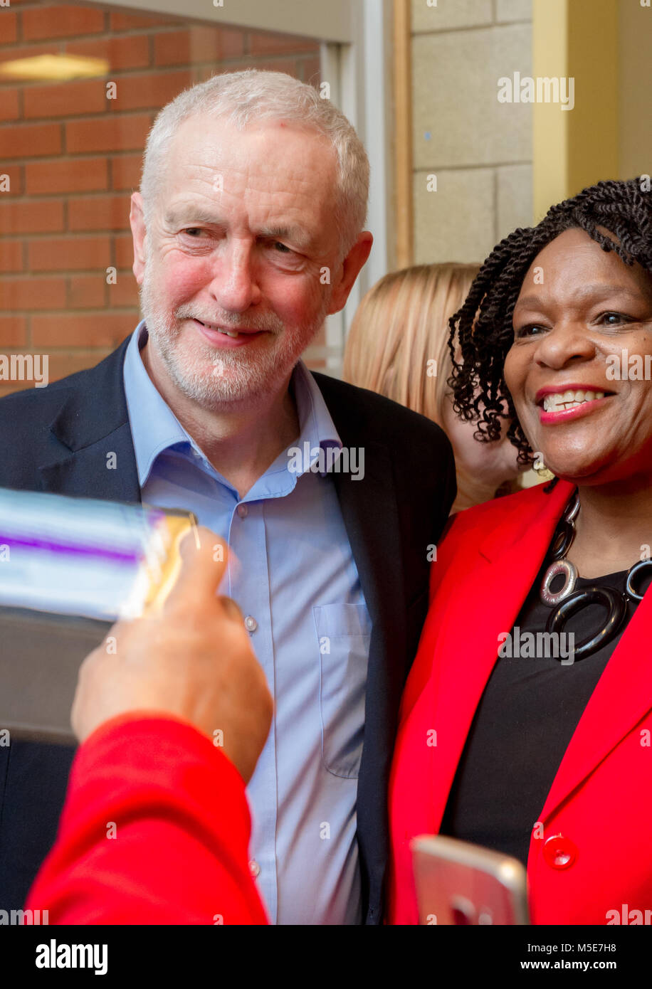 Jeremy Corbyn il leader del partito laburista e il Professor Cecile Yvonne Wright.. Foto Stock