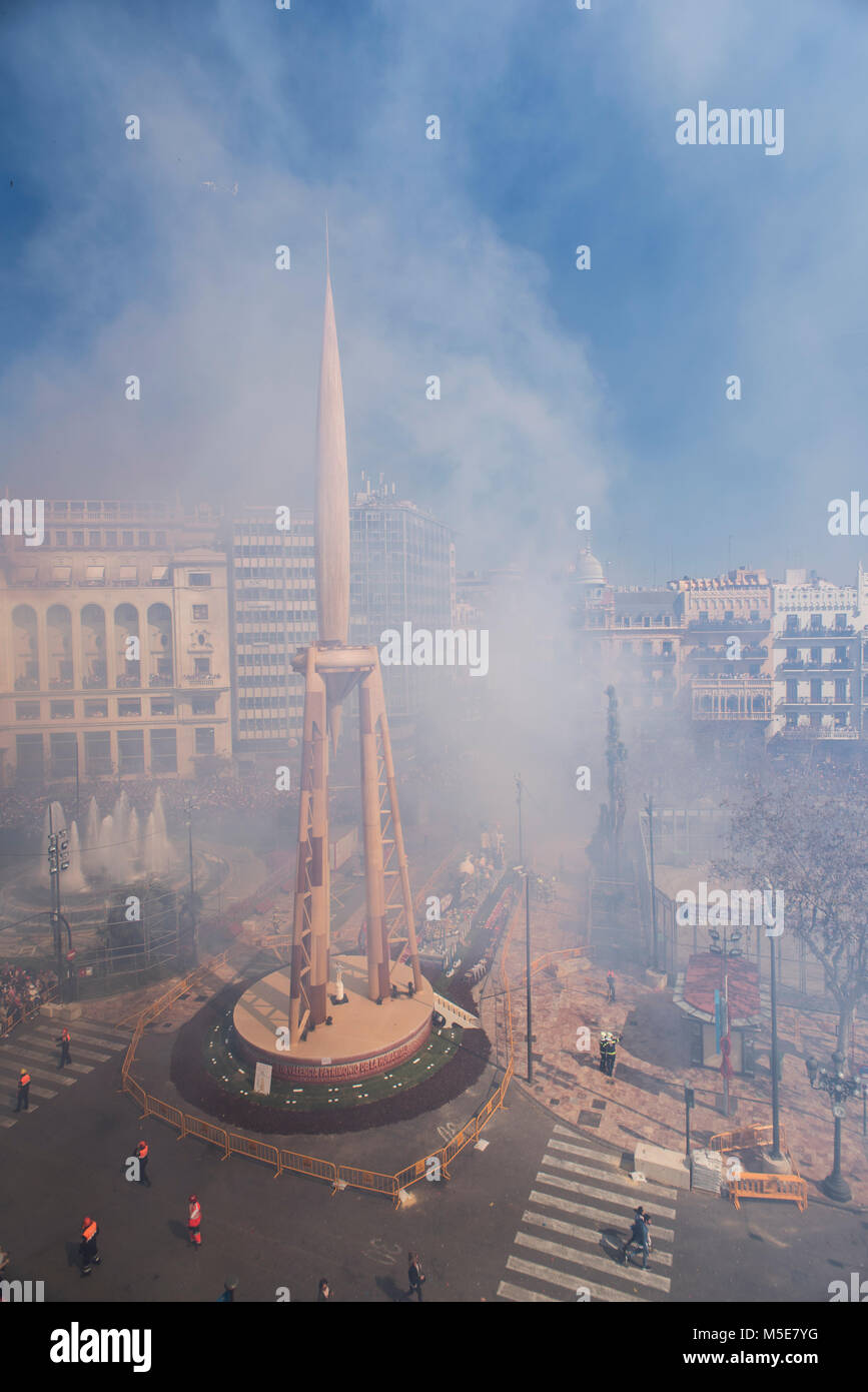 Mascleta petardi presso il Municipio di Valencia durante il Fallas Festival in Spagna. Foto Stock