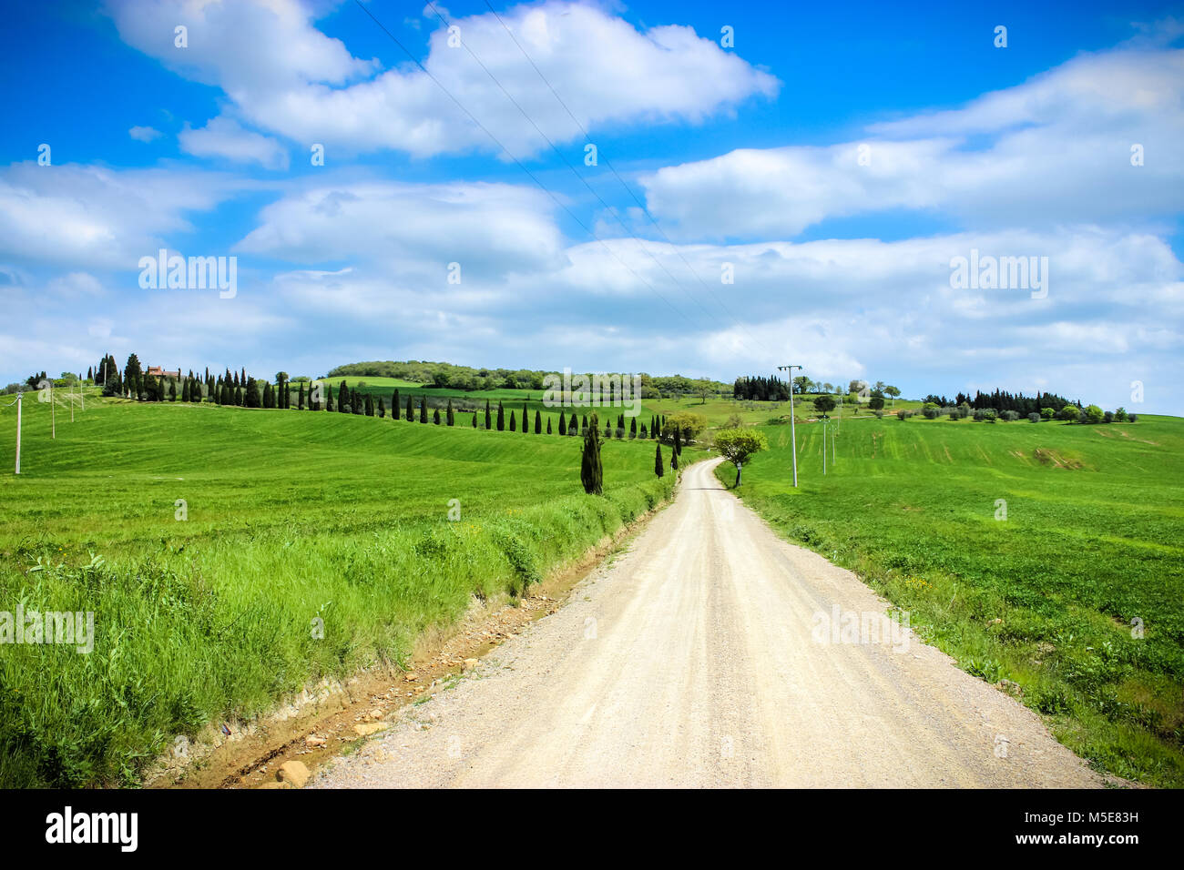 Il verde e il blu del paesaggio italiano lato paese Foto Stock