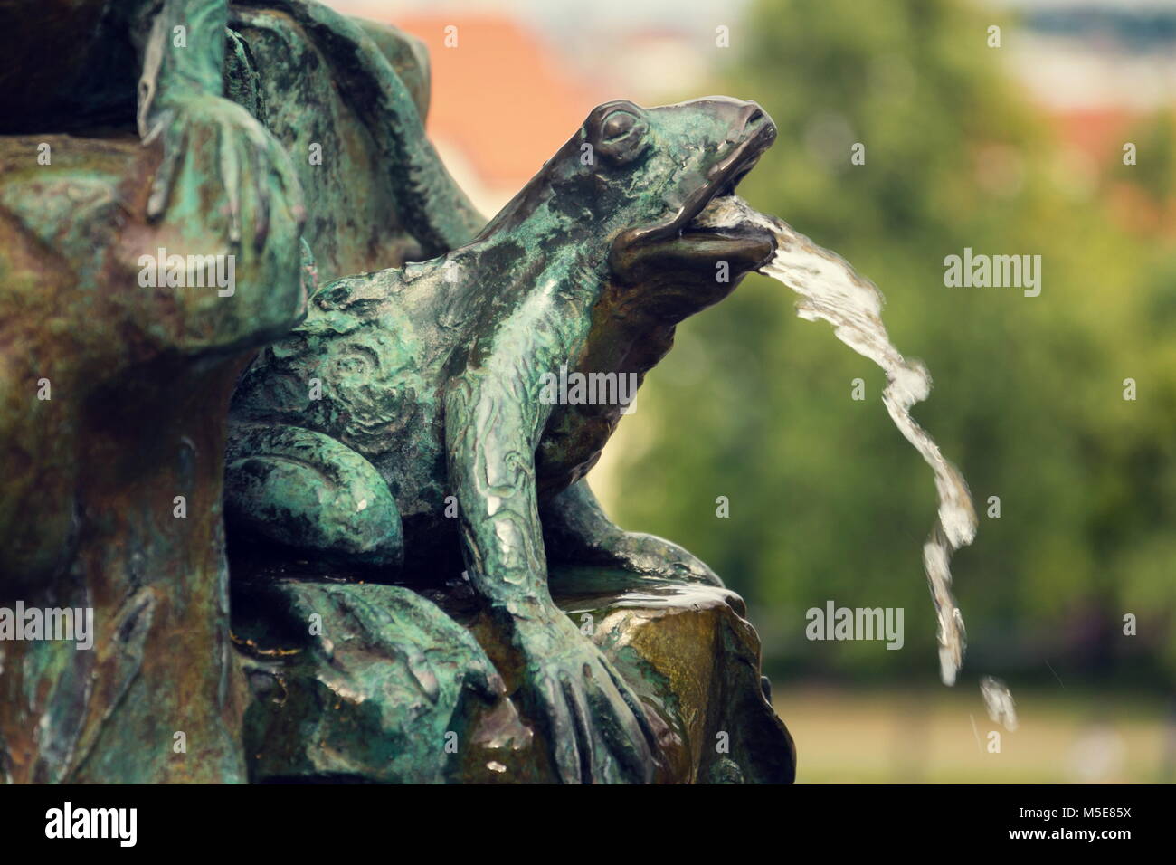 Rana gli spruzzi di acqua sulla fontana, la carenza di acqua concetto, Petrin, Praga Foto Stock