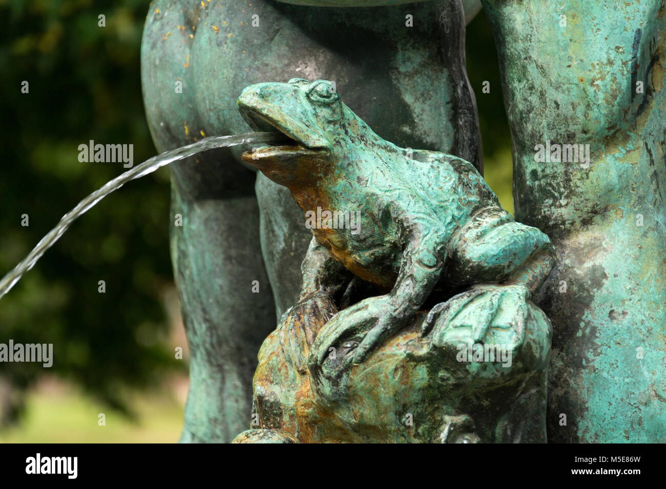 Rana gli spruzzi di acqua sulla fontana, la carenza di acqua concetto, Petrin, Praga Foto Stock