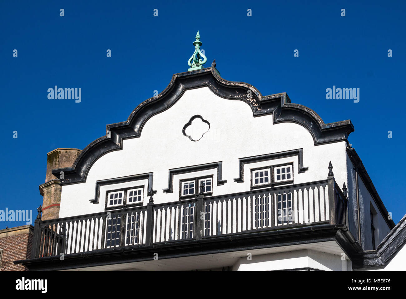 Dettaglio della parte superiore di storie e di balcone di Mol's Coffee House (1596) con cielo blu #2, Cattedrale vicino, Exeter, Devon. Foto Stock