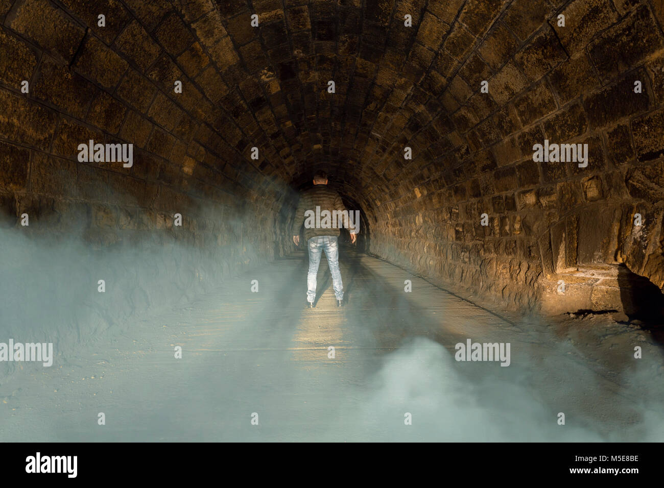 Qualcosa nel buio, l uomo nel tunnel Foto Stock