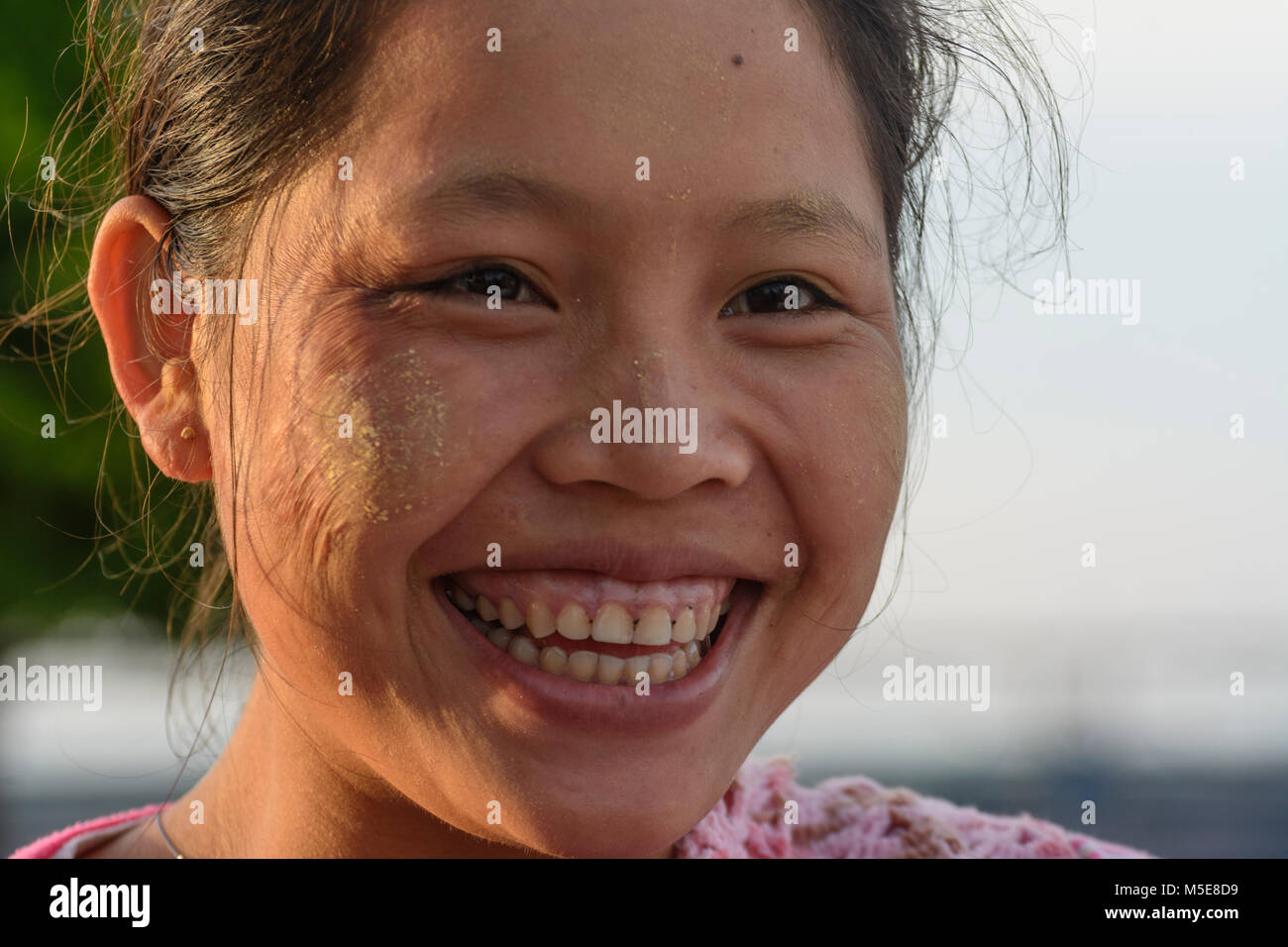 Kyaikto: donna faccia con thanaka pasta cosmetica, , Stato Mon, Myanmar (Birmania) Foto Stock