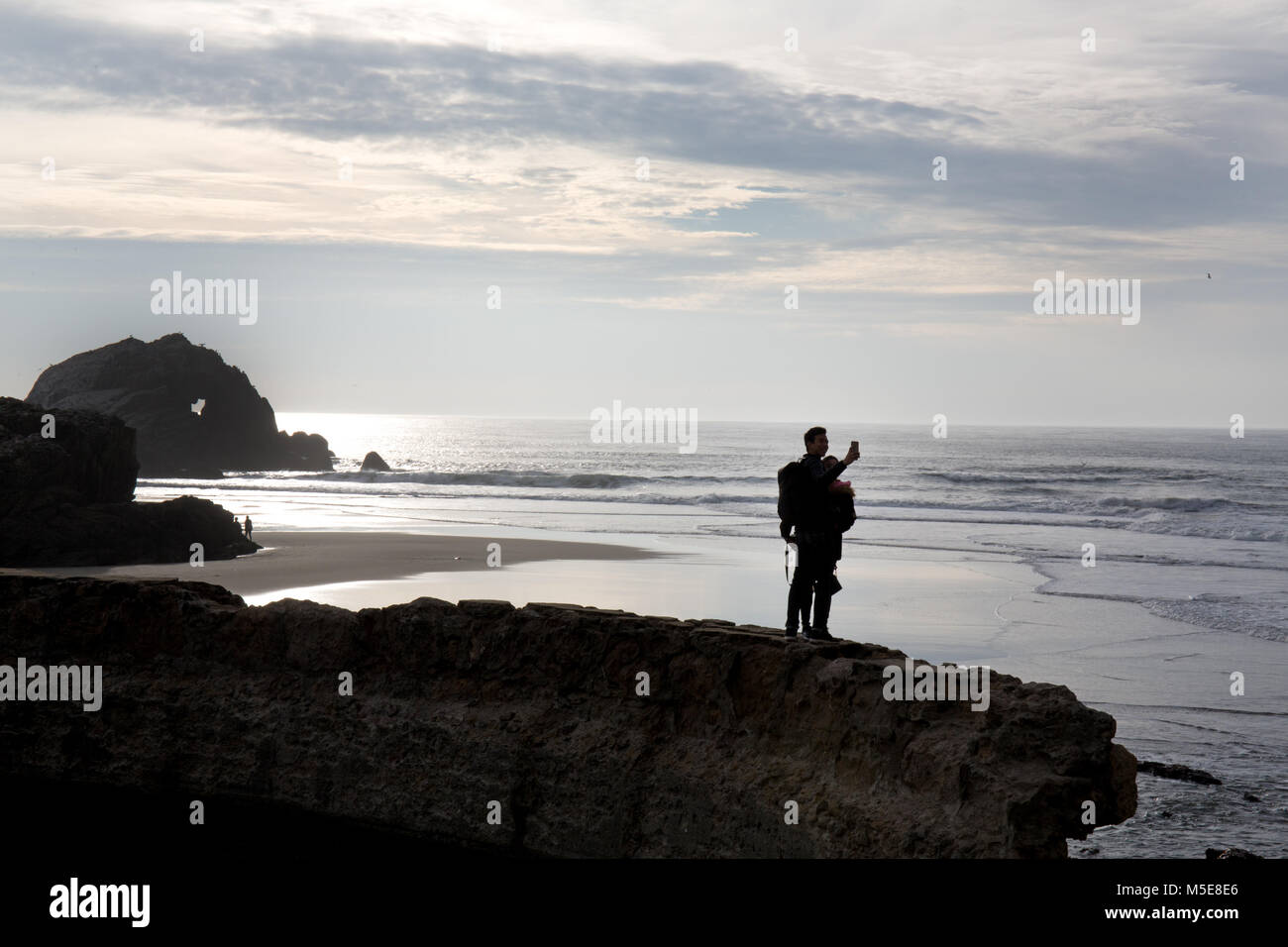 I turisti tenendo selfies a Bagni Sutro sulla costa di San Francisco Foto Stock