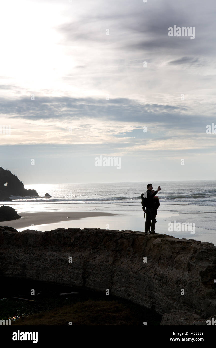 I turisti tenendo selfies a Bagni Sutro sulla costa di San Francisco Foto Stock