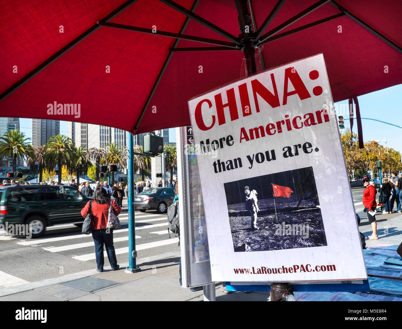 CHINA /USA GEOPOLITICA CONSERVATRICE ALT RIGHT Political Action Committee la Rouche stall Embarcadero Farmers Market Day San Francisco California USA Foto Stock