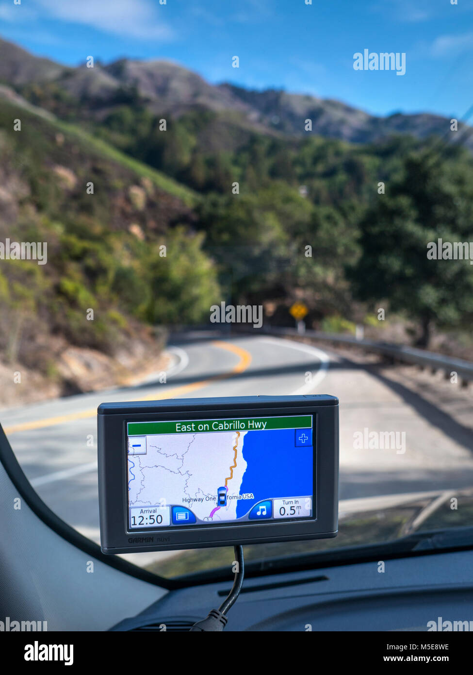 Autostrada di un sistema di navigazione satellitare schermo delle costiere autostrada CA uno a Cabrillo Highway Monterey Oceano Pacifico California USA Foto Stock