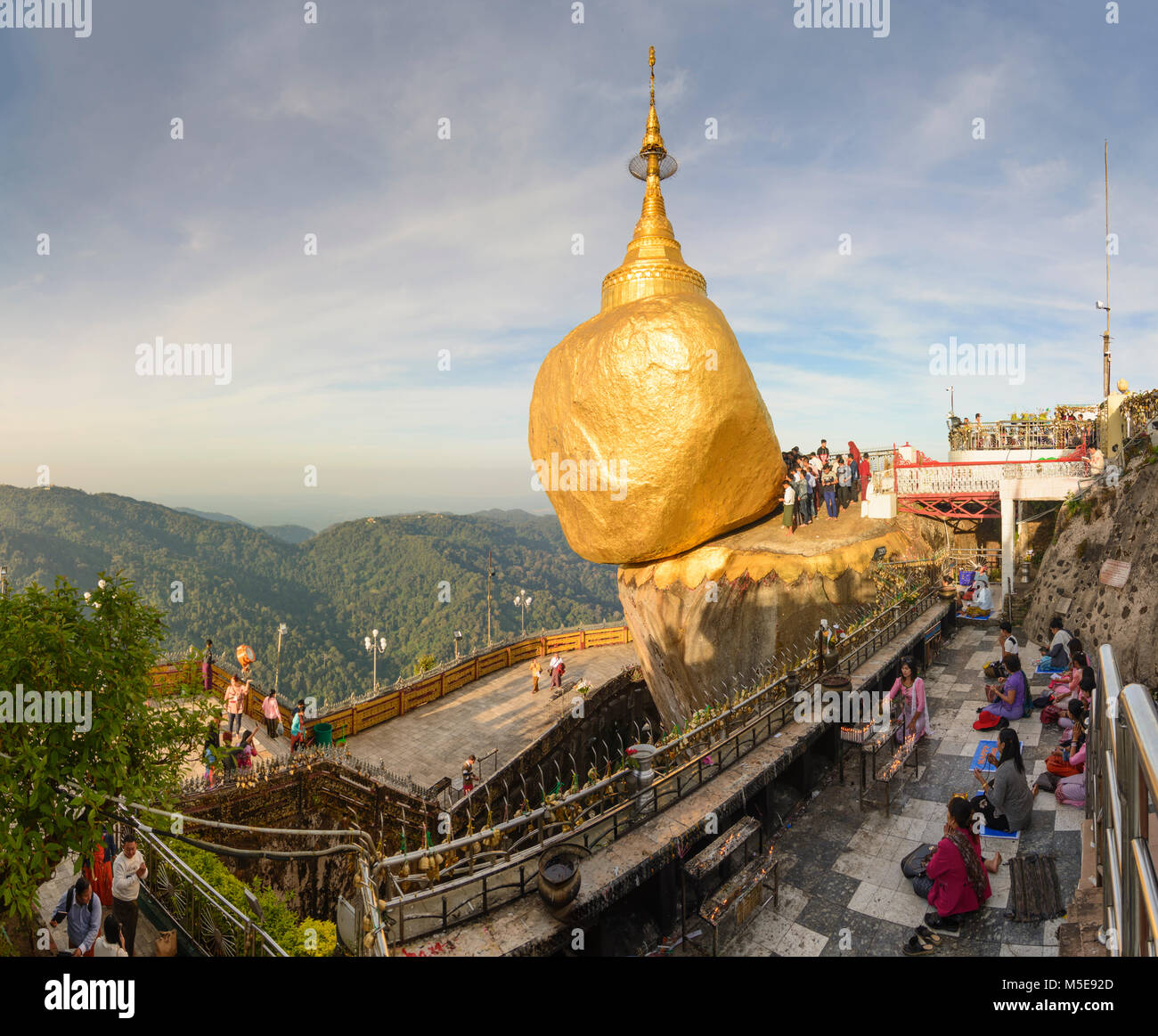 Kyaikto: Monte Kyaiktiyo pagoda dorata (Rock), , Stato Mon, Myanmar (Birmania) Foto Stock