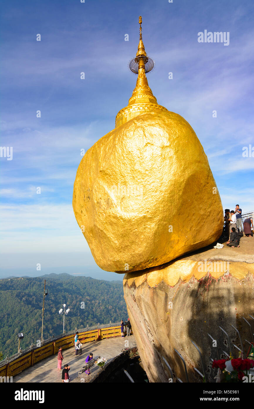 Kyaikto: Monte Kyaiktiyo pagoda dorata (Rock), , Stato Mon, Myanmar (Birmania) Foto Stock