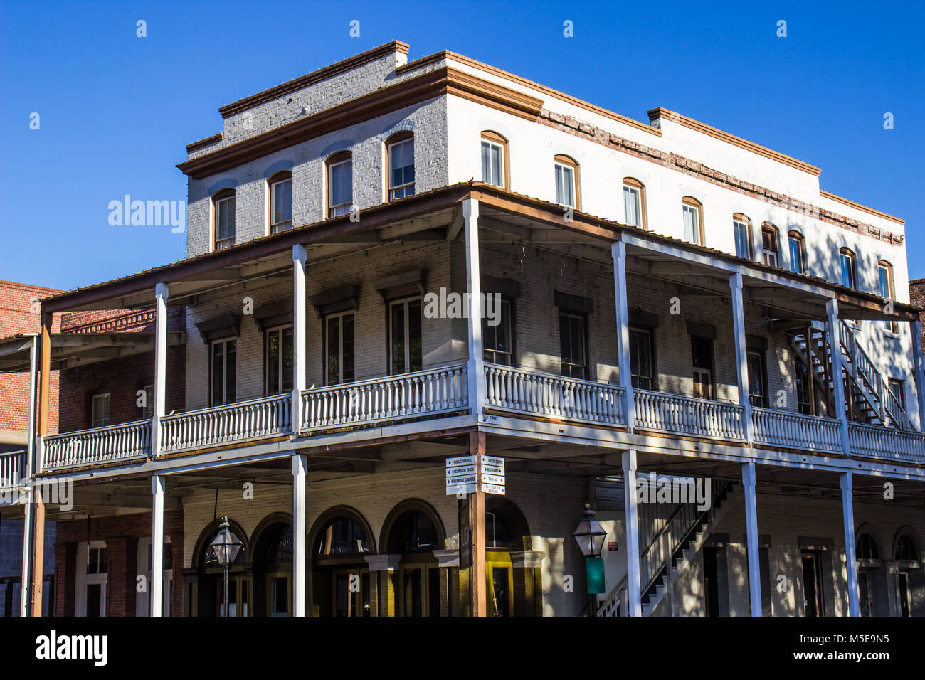 Vintage edificio a tre piani con balconi in legno Foto Stock
