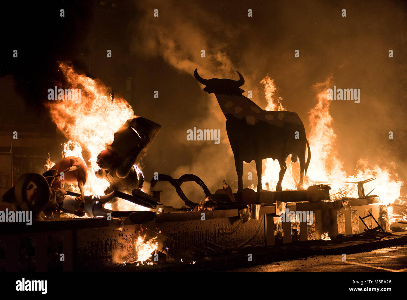 Un toro in legno brucia durante la notte di 'La Crema' la combustione a Valencia Town Hall Square come parte dell'ultimo giorno del festival Las Fallas in Spa Foto Stock