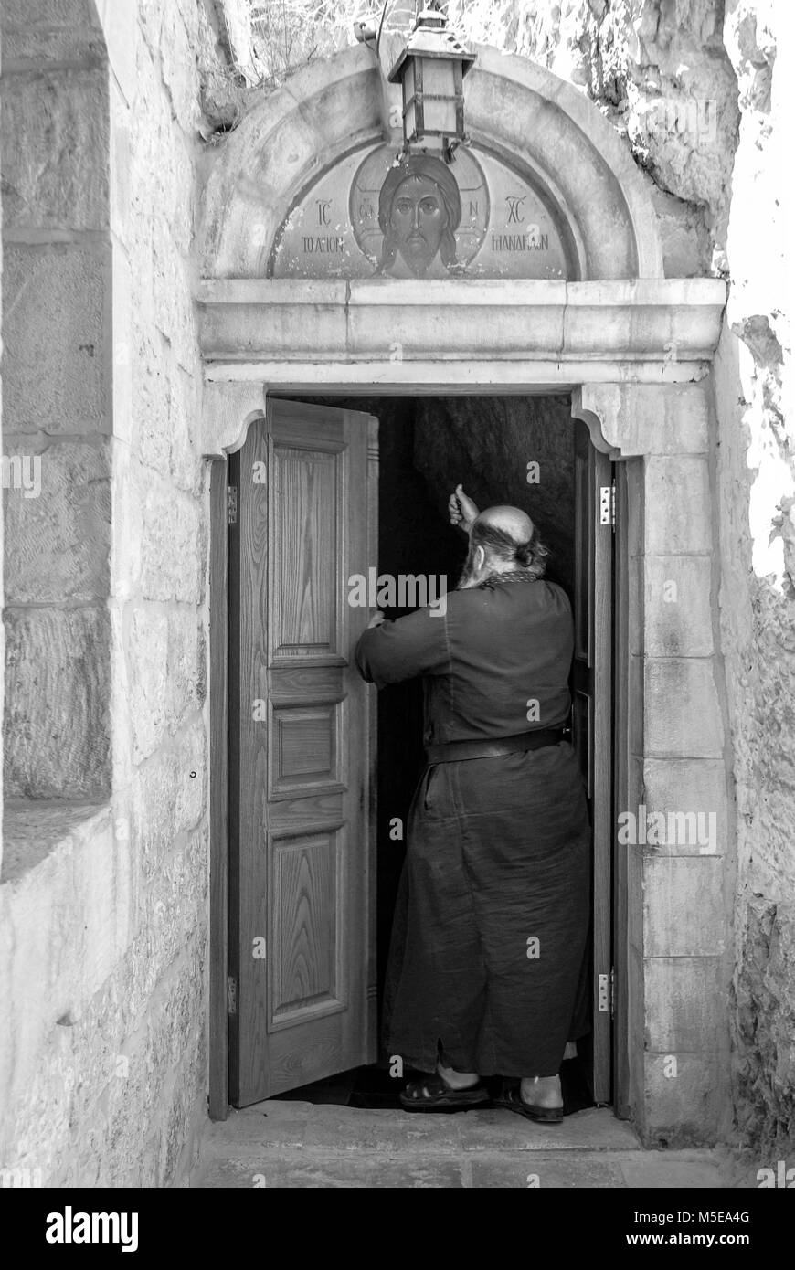 Gerico, Israele - Agosto 06, 2010: immagine verticale del vecchio monaco che vive al monastero della tentazione, un cristiano ortodosso monastero, situato in Foto Stock