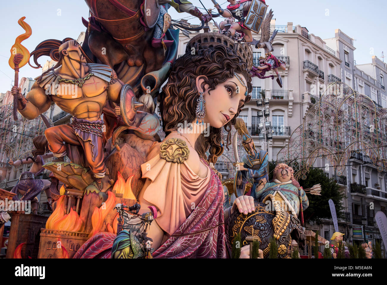 Una falla display scultura su una piazza della città durante l'annuale "Las Fallas Festival", Valencia, Spagna Foto Stock