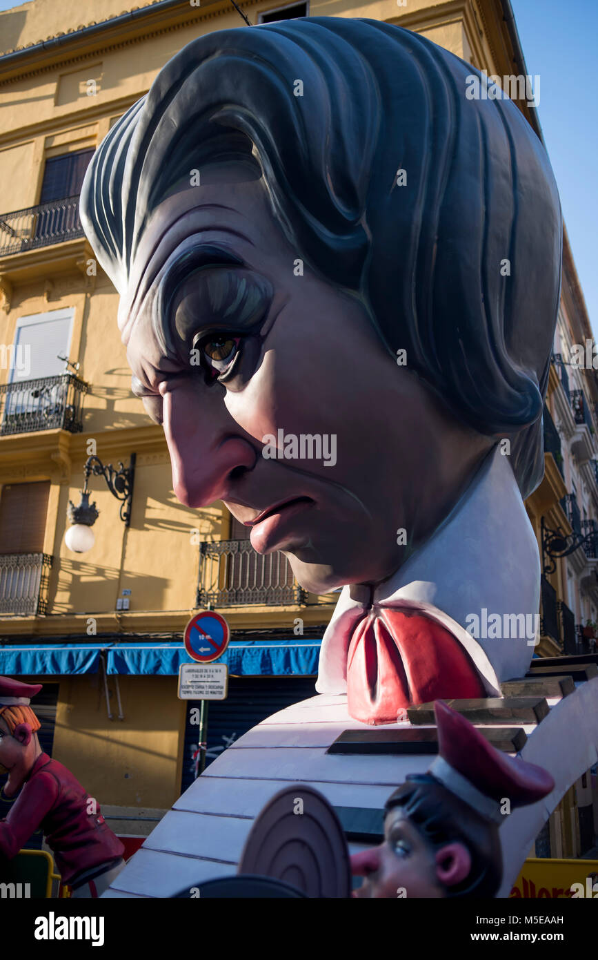 Una falla display scultura su una piazza della città durante l'annuale "Las Fallas' Festival avrà luogo a Valencia in Spagna. Foto Stock