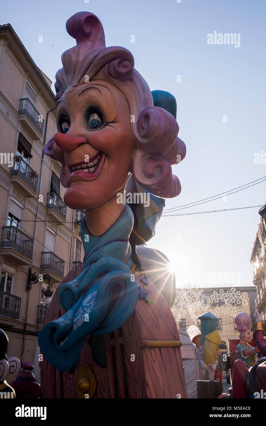 Una falla display scultura su una piazza della città durante l'annuale "Las Fallas' Festival avrà luogo a Valencia in Spagna. Foto Stock