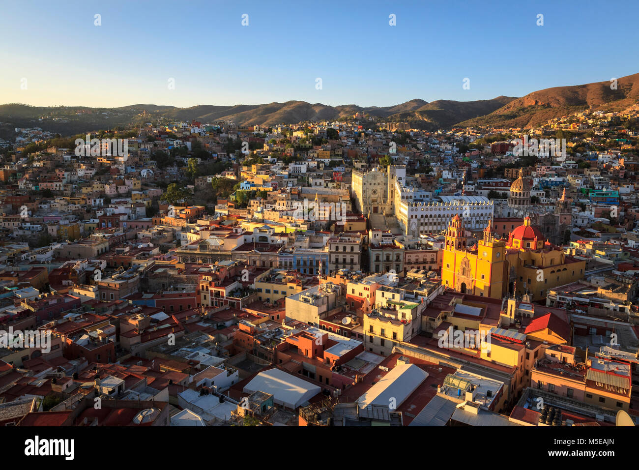 Orizzontale di volo d'uccello della vivace cittã di Guanajuato in Messico centrale, Sito Patrimonio Mondiale dell'UNESCO dal 1988. Foto Stock