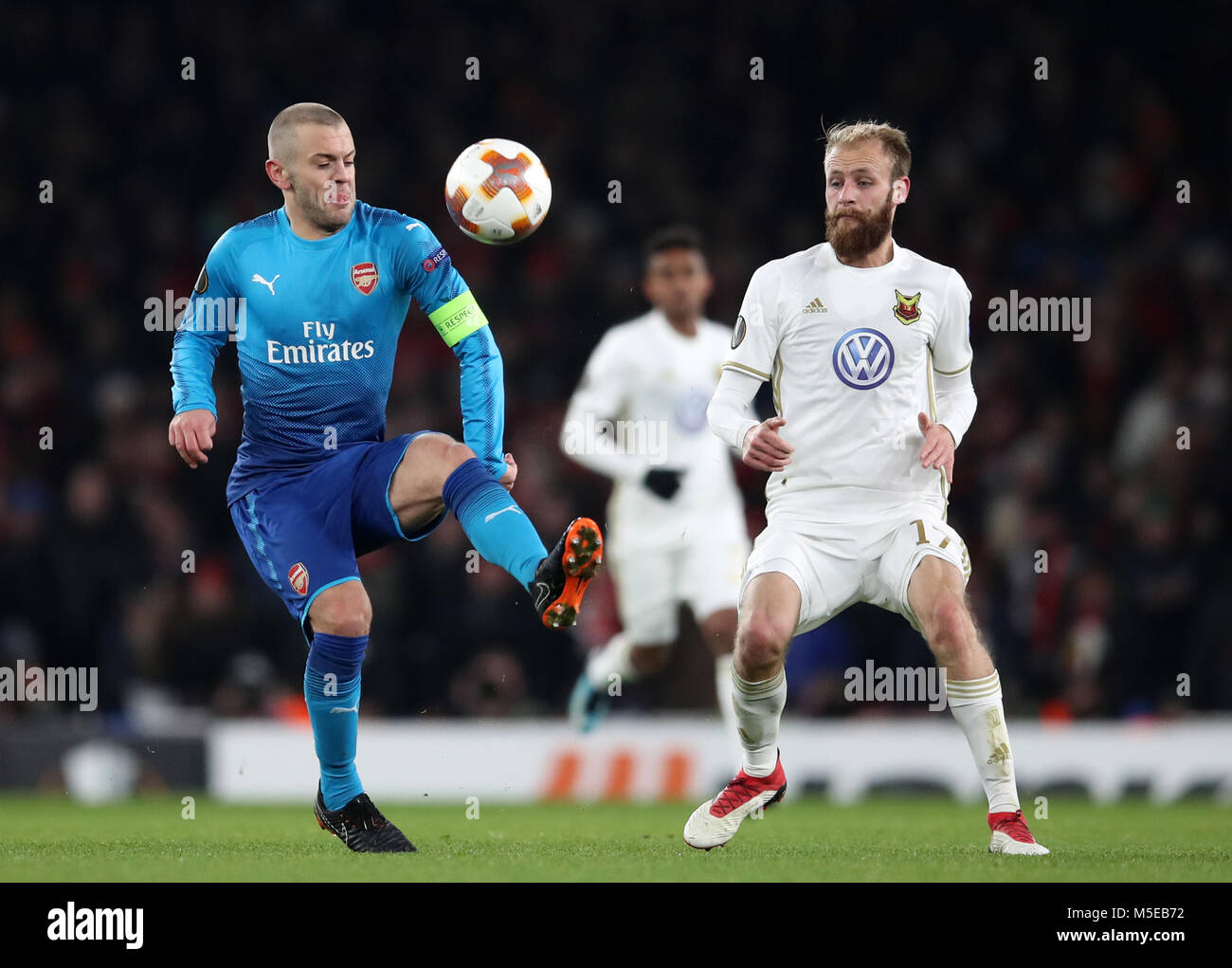 Dell'Arsenal Jack Wilshere (sinistra) e Ostersunds FK è Curtis Edwards battaglia per la sfera durante la UEFA Europa League round di 32, la seconda gamba corrispondono all'Emirates Stadium di Londra. Foto Stock