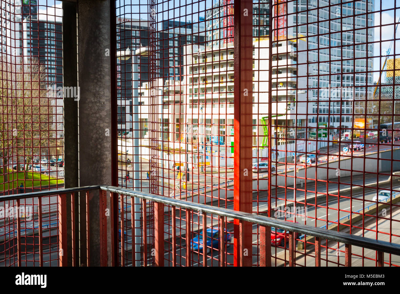 Visualizzare lavori di costruzione in metallo attraverso la griglia o rete, Birmingham REGNO UNITO Foto Stock