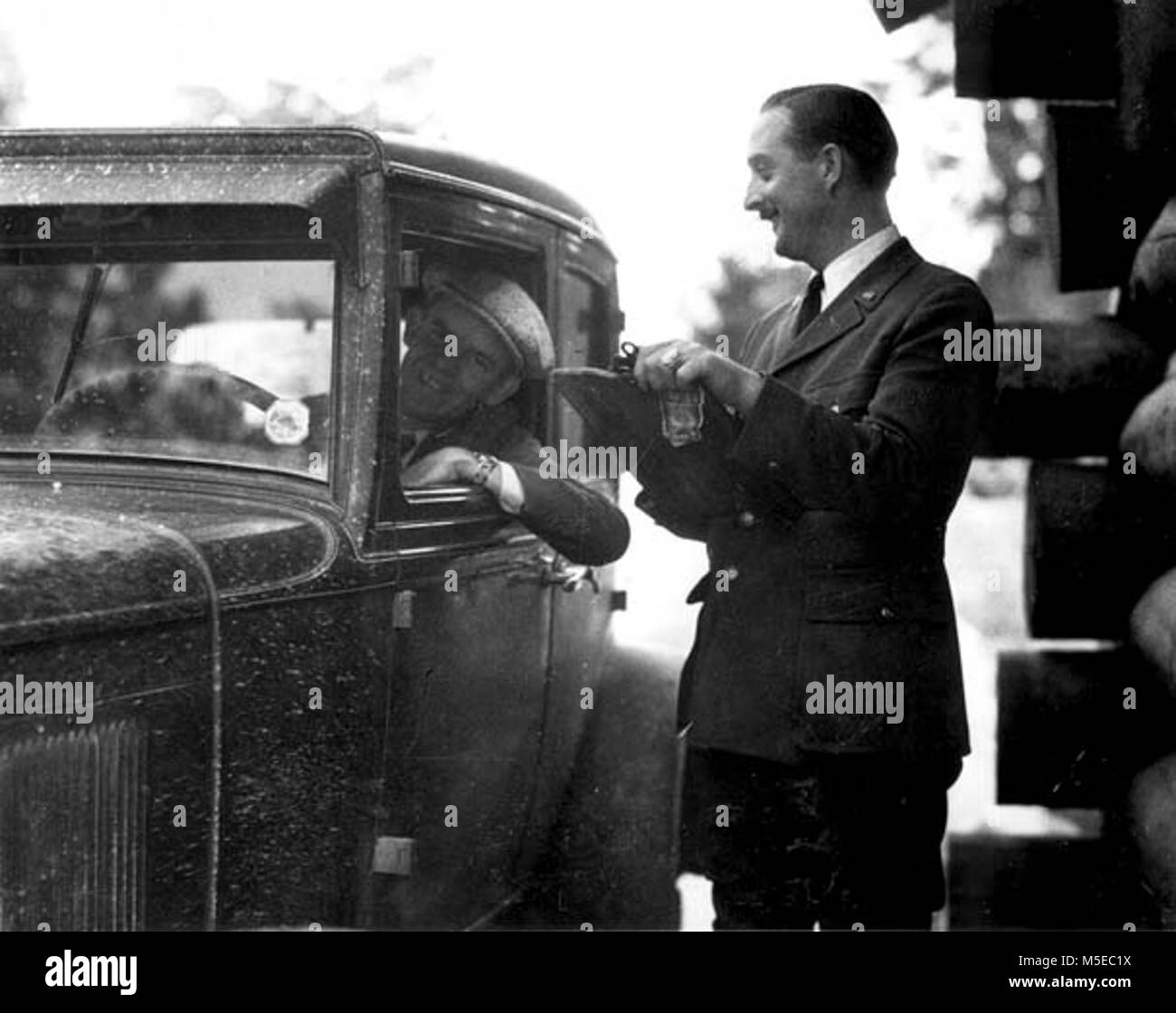 Grand Canyon Ranger Perry e Brown Ranger Perry E. BROWN VERIFICA IN AUTO (vecchio) a sud della stazione di ingresso. Giugno 1931. Foto Stock