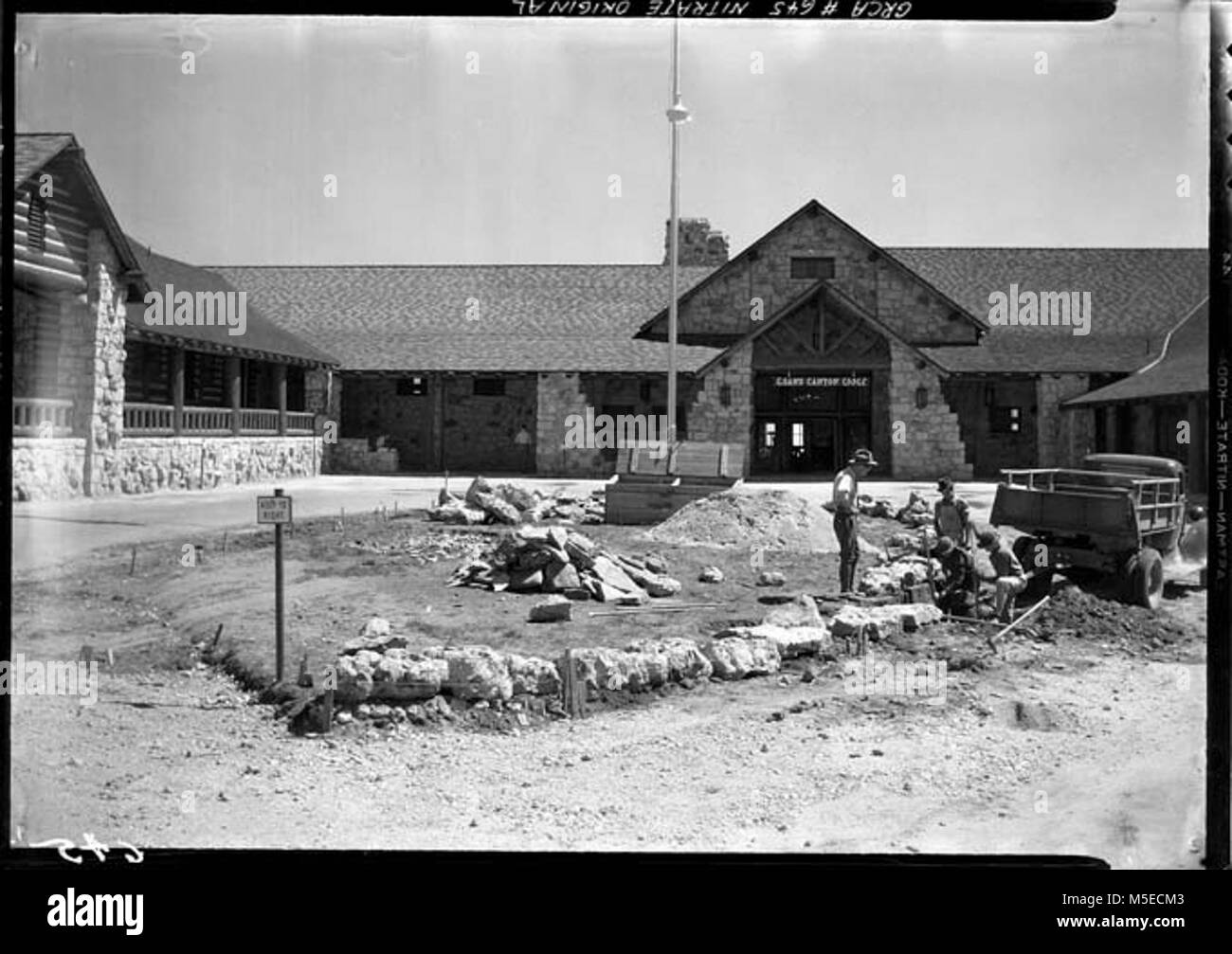 Grand Canyon né storico Rim Lodge ricostruzione c RICOSTRUZIONE DEL GRAND CANYON LODGE sul bordo settentrionale. Ingresso anteriore cordolo e motivi di lavoro. Edificio quasi completa. Il 15 luglio 1937. Foto Stock