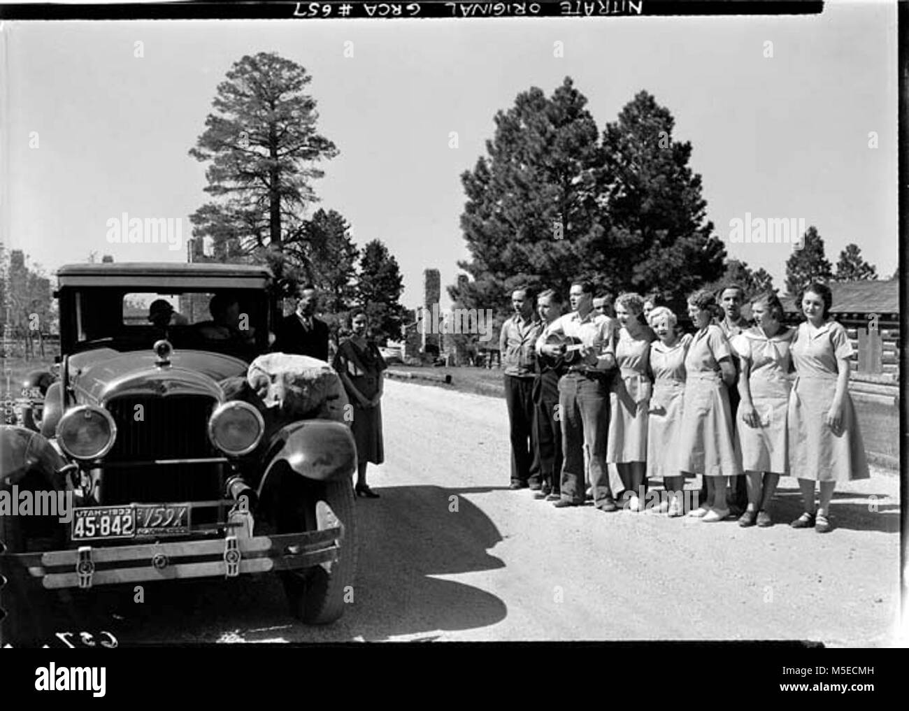 Grand Canyon né storico Rim Lodge rovine c NORTH RIM LODGE PERMANENTE DIPENDENTI DA UN UNION PACIFIC TOURING CAR, canti di addio agli ospiti con le rovine del Grand Canyon Lodge dietro di loro. (L'estate dopo il fuoco) GIUGNO 1933 Foto Stock