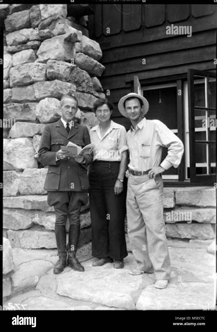 Grand Canyon Soprintendente Tillotson, Dr trifoglio, e Norm Nevills GRCA SUPT TILLOTSON, DR. Trifoglio ELZADA, & RIVER RUNNER, Norman NEVILLS posa sui passi di admin edificio. (RANGER OPERAZIONI) 12 luglio 1938 Foto Stock