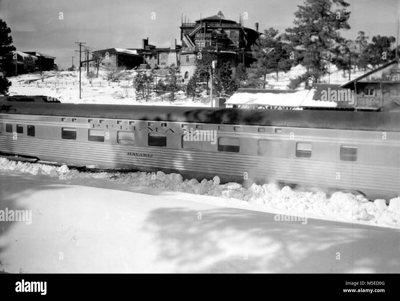 Grand Canyon Historic Railroad Depot Pullman Treno auto 'HAVASU' IN CANTIERE GRCA nella neve. EL TOVAR HOTEL dietro a. CIRCA 1935 Foto Stock