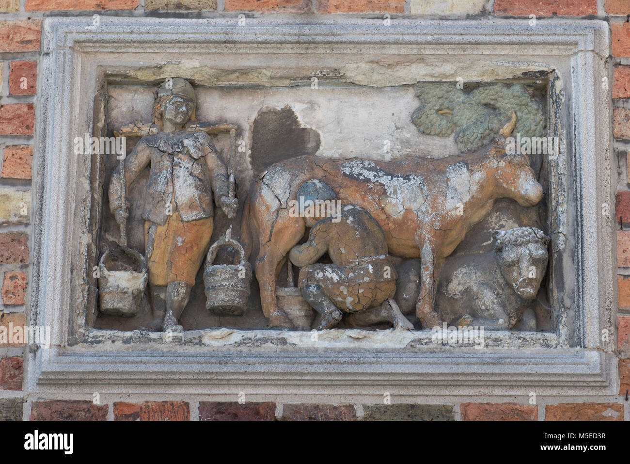 Una parete di rilievo nel Huidenvettersplein (i conciatori piazza). Bruges, Belgio. Foto Stock