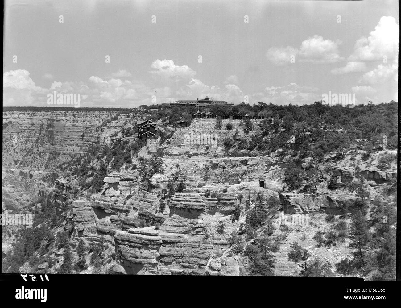 Il villaggio di Grand Canyon punti di vista vista dal bordo W del villaggio. EL TOVAR HOTEL , KOLB STUDIO, Bright Angel cabine. BLDG 533, 542, 510. Primo tunnel su Bright Angel trail. 26 giugno 1937 Foto Stock