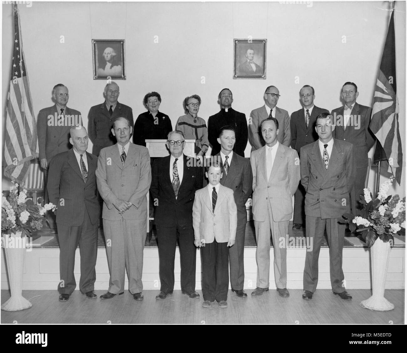 Grand Canyon della storica New Schoolhouse dedizione dedicazione del nuovo edificio scolastico PRESSO IL GRAND CANYON SCUOLA SERATA DEL 26 MARZO 1953. Gruppo include COCONINO Consiglio dei supervisori e oratori ospiti, sovrintendente delle scuole pubbliche e la scuola locale scheda. Da sinistra a destra, BANCATA POSTERIORE: SCUOLA PRINCIPALE CARL GUTHRIE, sovrintendente Bryant, County sovrintendente scolastico di Bessie KIDD BEST, membro del consiglio di amministrazione di PEGGY VERKAMP, oratore ospite padre Faustina, stato sovrintendente, EDILIZIA PUBBLICA BROOK, Reverendo KEN PORRAY, membro del consiglio di amministrazione Howard STRICKLIN, fila anteriore, da sinistra a destra: COUNTY TISSA SUPERVISORE Foto Stock
