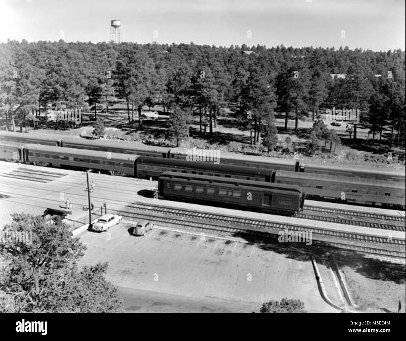 Grand Canyon Historic Railroad Depot cercando S E LATERALMENTE CON IL TRENO più lungo per avere inserito il GRAND CANYON, IL ELKS speciali, adottate dall'El Tovar HOTEL. Il bagaglio AUTO IN PRIMO PIANO. 05 luglio 1956. Foto Stock