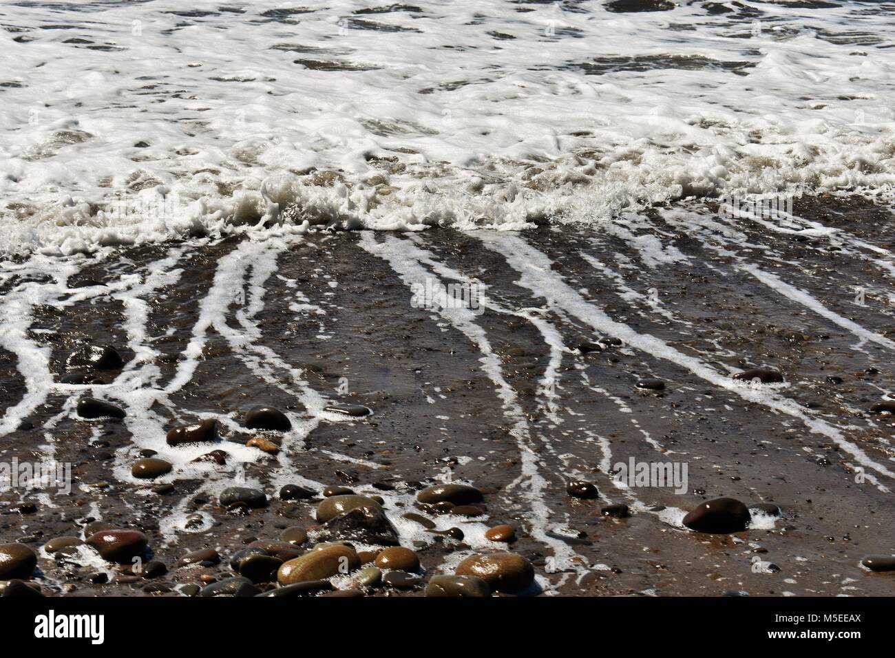 L'acqua oceanica ritirando dalla riva. Ventura membro Beach, California Foto Stock