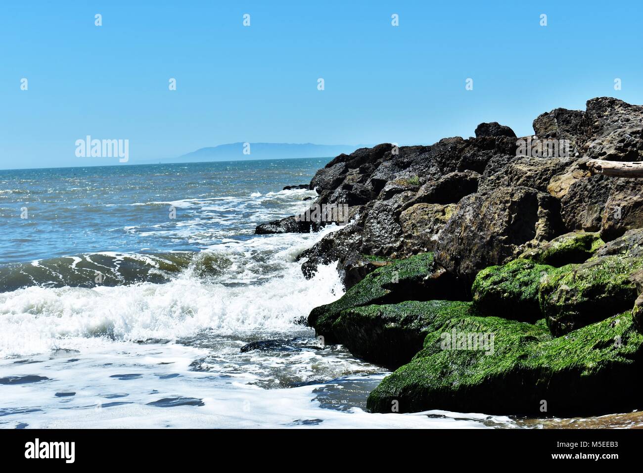 Onde che si infrangono contro le rocce, Ventura membro Beach, California Foto Stock