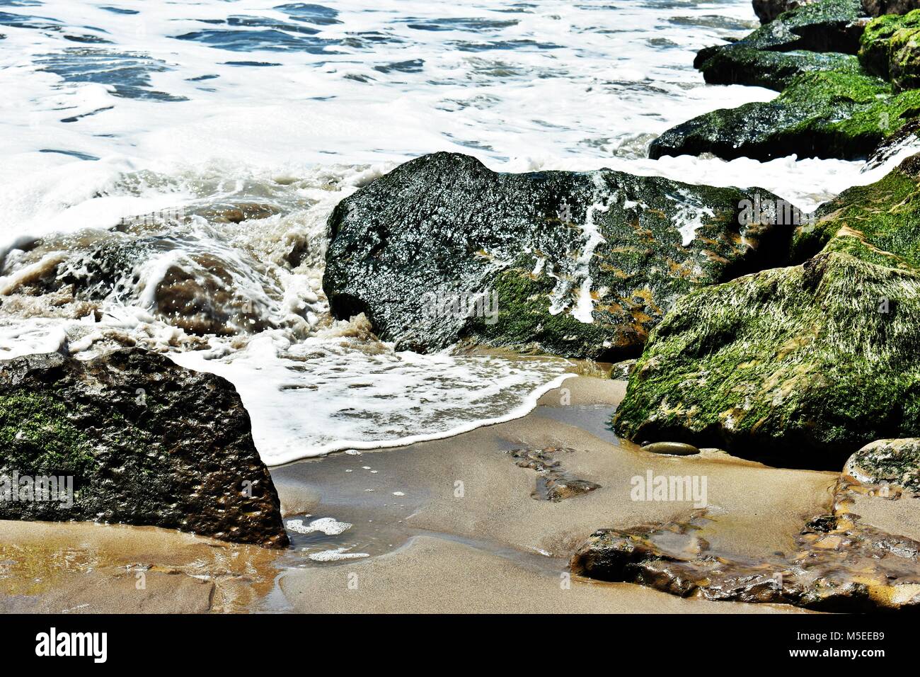 Onde che si infrangono contro le rocce, Ventura membro Beach, California Foto Stock