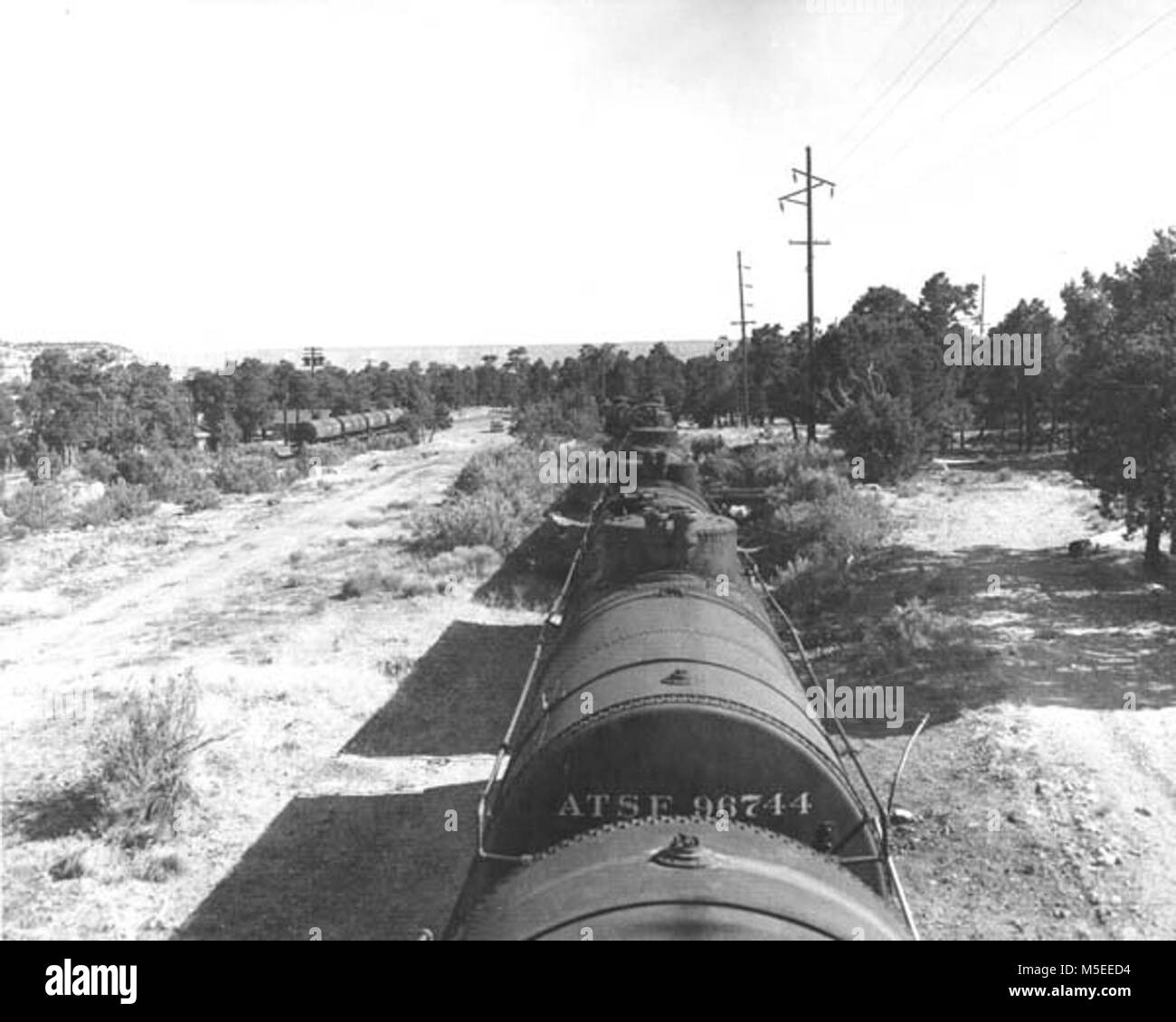 Grand Canyon Railroad storico Depot-Water treno di alimentazione prima supplementari di approvvigionamento di acqua nazionale treno nell'estate del 1961. Vista dalla parte superiore della vettura. Treno N rivolta verso il canyon. 07 AGO 1961. , BLAISDELL Foto Stock