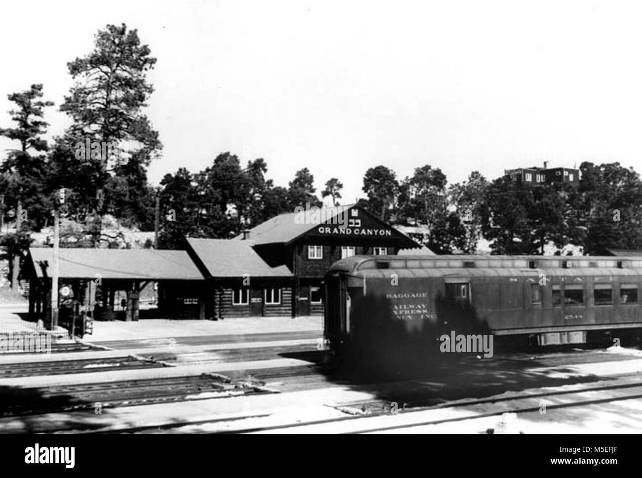 B Grand Canyon Historic Railroad Depot SANTA FE DI DEPOSITO DEI TRENI BLDG AL GRAND CANYON, EXPRESS BAGAGLIO auto di fronte. CIRCA 1940. SANTA FE RR FOTO Foto Stock