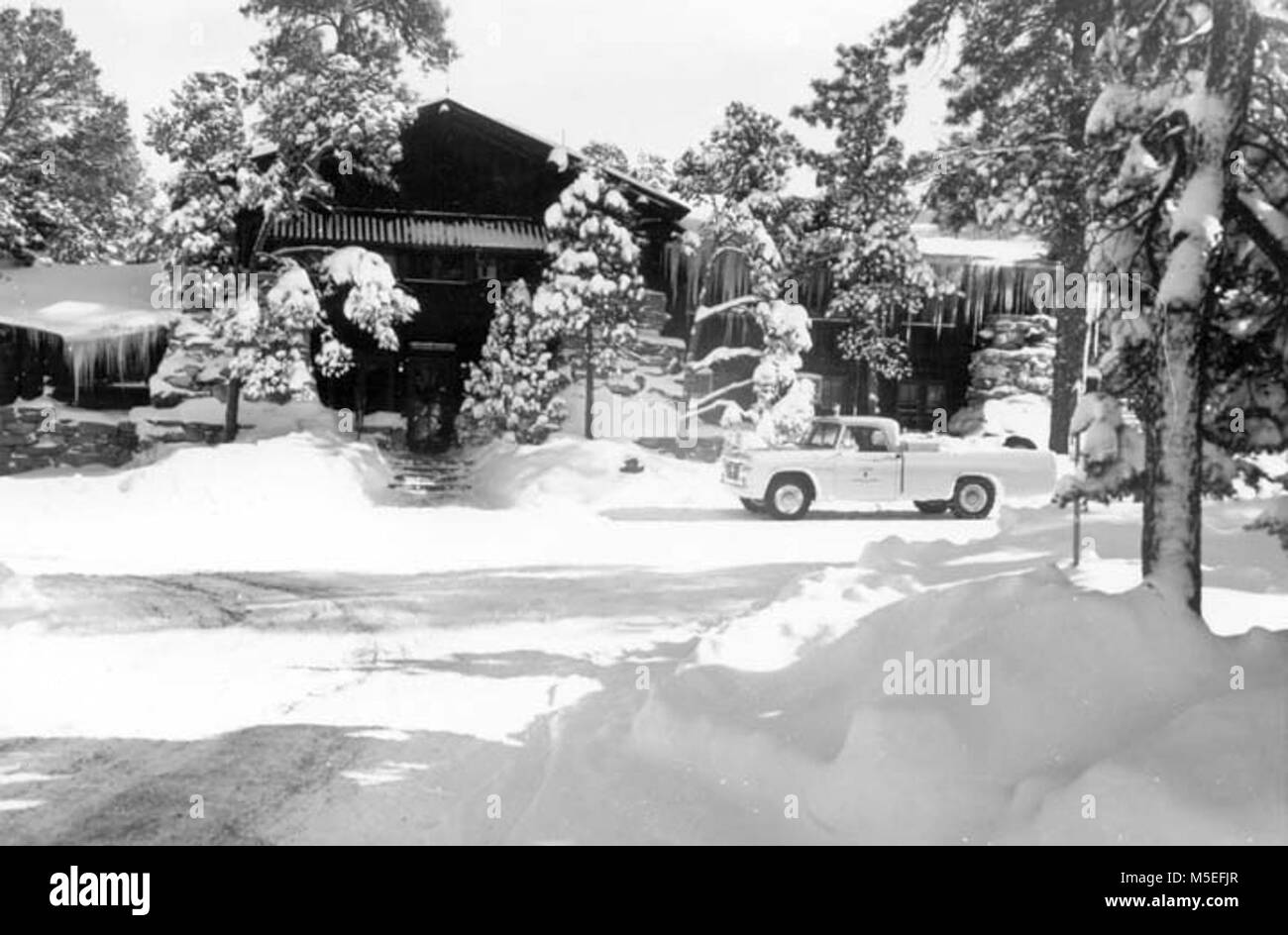 Grand Canyon Ranger Operations Building inverno lato ovest di operazioni edificio con un piede di neve e ghiaccioli. Il carrello nella parte anteriore. 1962 circa. . Foto Stock