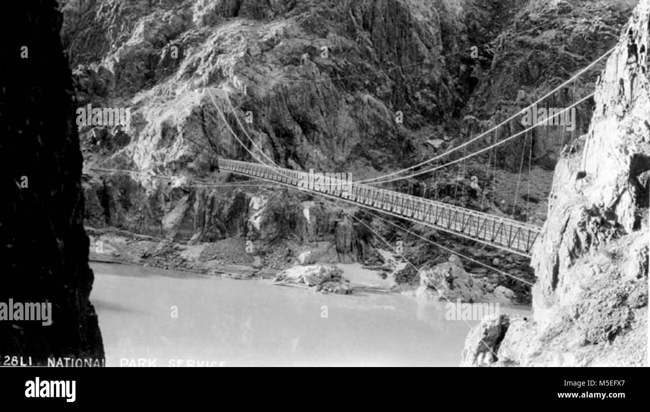 Grand Canyon - Storico di Kaibab sospensione ponte Pre Paint 1928 KAIBAB BR. CONST: ponte completata. Non verniciato nero. Da sud-ovest. CIRCA 1928 Foto Stock